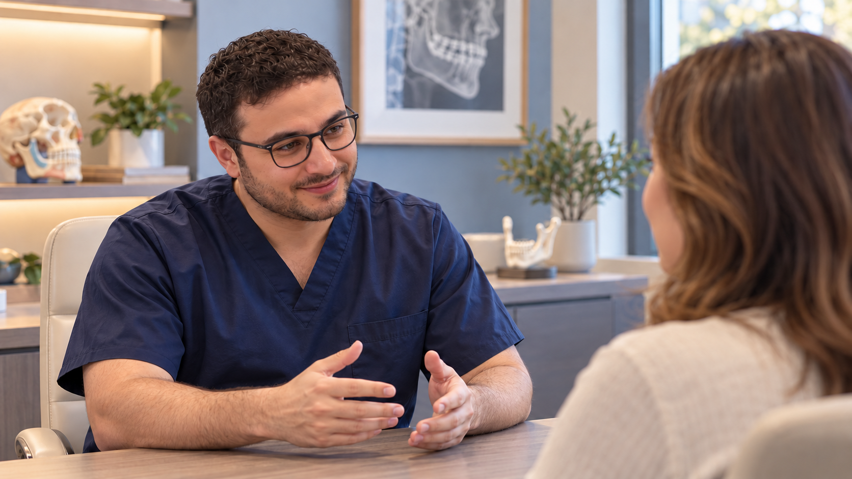 Chirurgien maxillo-facial discutant avec une patiente dans un cabinet privé